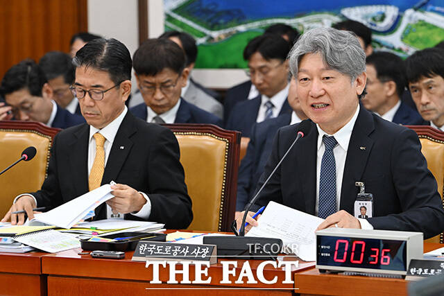 의원 질의에 답하는 유정훈 한국도로공사 사장.