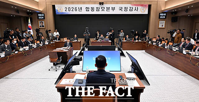 진영승 합참의장이 8일 서울 용산구 국방부에서 열린 국회 국방위원회의 합동참모본부등 국정감사에서 진성준 위원장의 질의에 답변하고 있다. /국회사진기자단