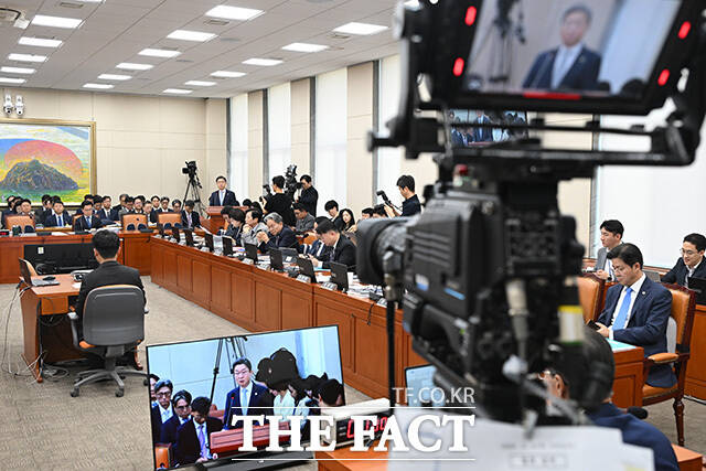 증인 선서하는 이억원 금융위원장.