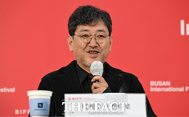 타케무라 켄타로 감독과 배우 미치에다 슌스케, 안자이 세이라(왼쪽부터)가 8일 오후 부산 해운대구 영화의전당 비프힐에서 열린 '아름다운 초저녁달' 기자간담회에 참석한 가운데 미치에다 슌스케가 취재진의 질의에 답하고 있다. /부산=김성렬 기자