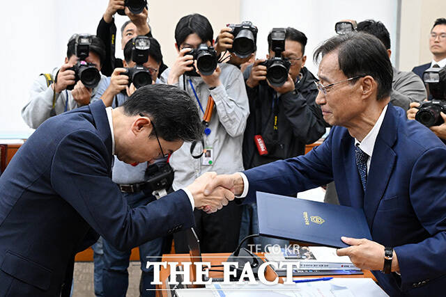 증인 선서하는 이억원 금융위원장.