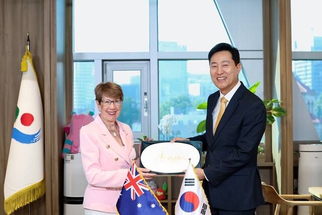 오세훈 서울시장이 8일 서울 중구 서울시청에서 마거릿 비즐리(Margaret Beazley) NSW주 총독에게 서울 풍경이 담긴 기념품을 전달하고 있다. /서울시