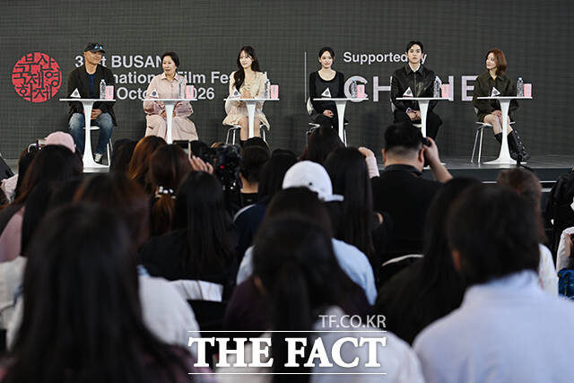 송일곤 감독과 배우 김혜자, 박서경, 이세영, 문성현, 최주은(왼쪽 위부터 시계방향)