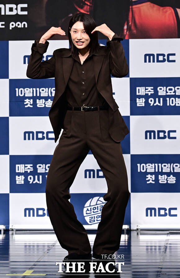 국가대표 배구선수 출신 김연경이 8일 오후 서울 마포구 상암동 MBC 골든마우스홀에서 열린 MBC 새 예능프로그램 '신인감독 김연경' 시즌2(이하 '신인감독 김연경2') 제작발표회에 참석해 포즈를 취하고 있다. /이새롬 기자