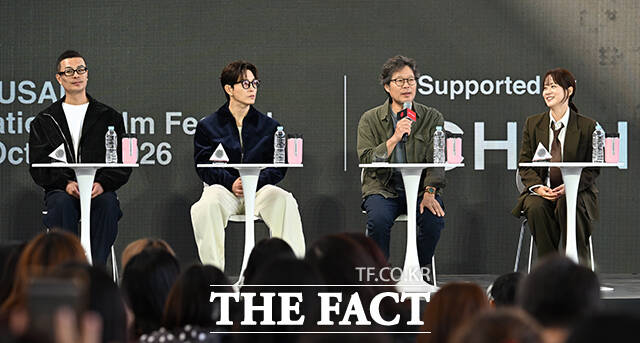 이후빈 감독과 배우 정성일, 유재명, 류현경(왼쪽부터)이 8일 오후 부산 해운대구 영화의전당 루프씨어터에서 열린 '사피엔스' 오픈토크 행사에 참석하고 있다. /부산=박헌우 기자