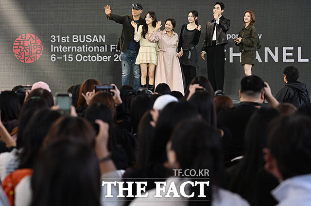 송일곤 감독과 배우 김혜자, 박서경, 이세영, 문성현, 최주은(왼쪽 위부터 시계방향)