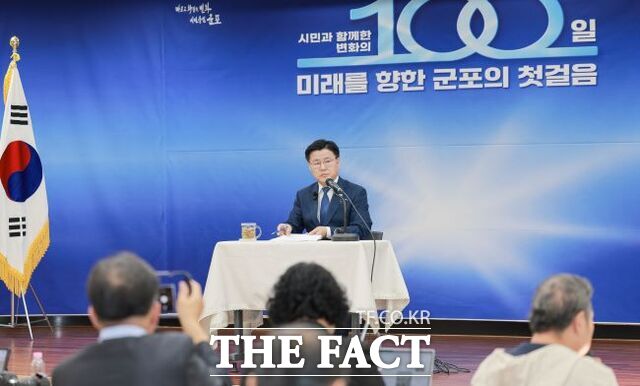 한대희 경기 군포시장이 8일 시청 별관회의실에서 민선 9기 취임 100일 기자회견을 하고 있다. /군포시