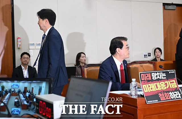 대화 나누고 돌아서는 여당 간사인 오기형 더불어민주당 의원(왼쪽)과 야당 간사 배준영 국민의힘 의원.