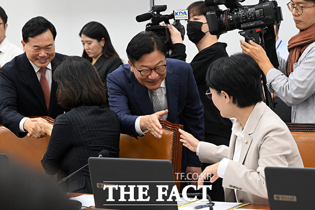 정점식 국민의힘 원내대표가 8일 오후 서울 여의도 국회 정무위원회에서 열린 금융위원회 등에 대한 국정감사장을 방문해 유동수 위원장에게 인사를 하고 있다. /국회=서예원 기자