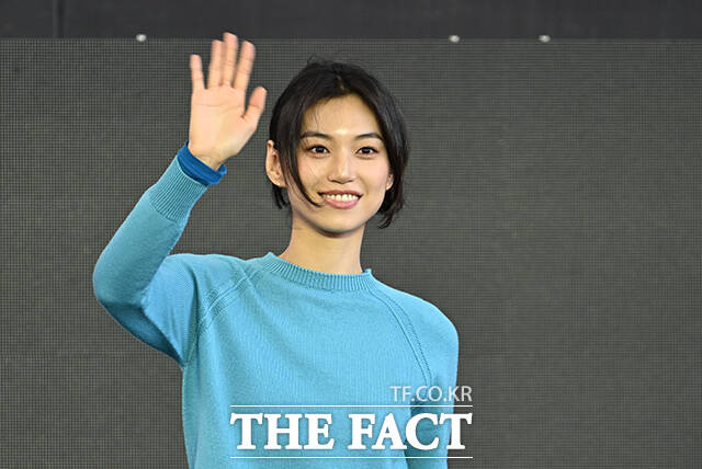 배우 김도연이 8일 오후 부산 해운대구 영화의전당 루프씨어터에서 열린 'BIFF의 발견, 빛나는 신예' 야외무대인사 행사에 참석해 손을 흔들고 있다. /부산=박헌우 기자