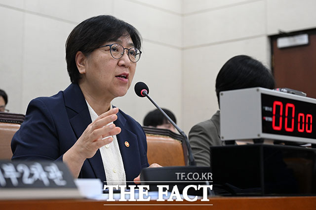 정은경 보건복지부 장관이 8일 오후 서울 여의도 국회 보건복지위원회에서 열린 복지부와 질병관리청에 대한 국정감사에서 의원 질의에 답변하고 있다. /국회=서예원 기자