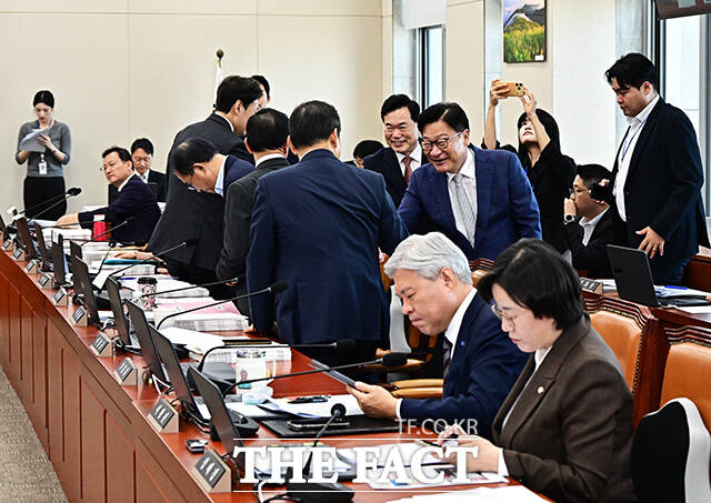 국민의힘 의원들과 인사하는 정점식 국민의힘 원내대표.