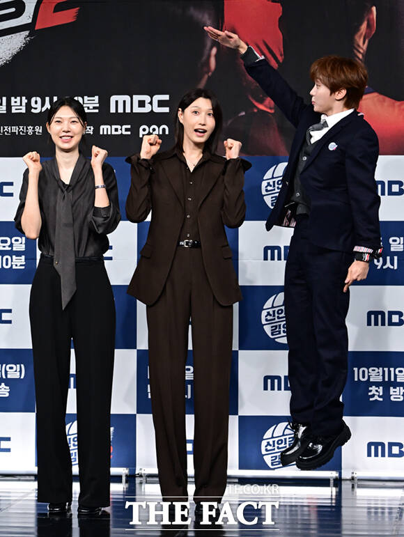 양효진과 김연경, 부승관(왼쪽부터)이 8일 오후 서울 마포구 상암동 MBC 골든마우스홀에서 열린 MBC 새 예능프로그램 '신인감독 김연경' 시즌2(이하 '신인감독 김연경2') 제작발표회에 참석해 포즈를 취하고 있다. /이새롬 기자