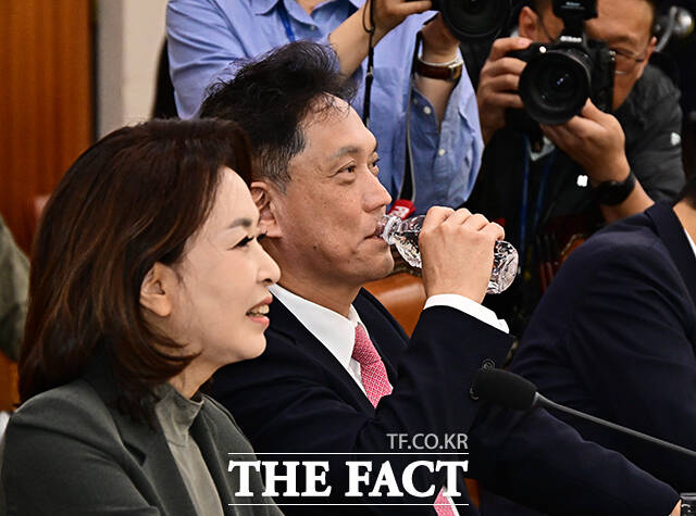 의사진행 발언을 마친 뒤 물 마시는 김태규 국민의힘 의원.
