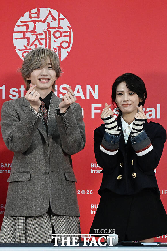 타케무라 켄타로 감독과 배우 미치에다 슌스케, 안자이 세이라(왼쪽부터)가 8일 오후 부산 해운대구 영화의전당 비프힐에서 열린 '아름다운 초저녁달' 기자간담회에 참석한 가운데 미치에다 슌스케가 취재진의 질의에 답하고 있다. /부산=김성렬 기자