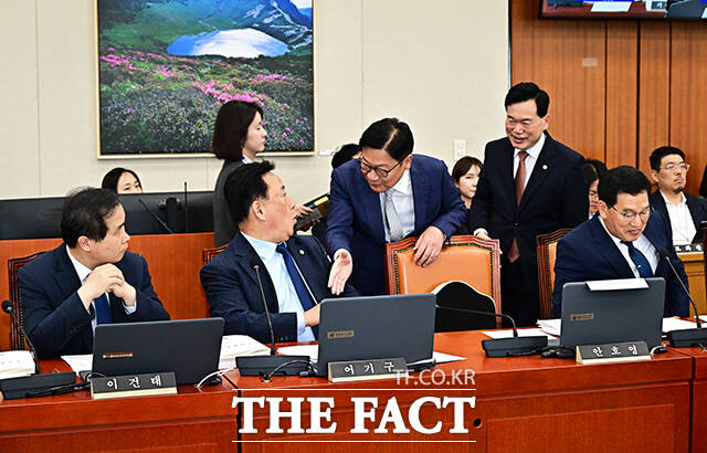 정점식 국민의힘 원내대표(왼쪽 세번째)가 8일 오후 서울 여의도 국회 기후에너지환경노동위원회에서 진행되고 있는 기상청에 대한 국정감사 현장을 찾아 어기구 더불어민주당 의원(왼쪽 두번째)과 인사를 하고 있다. /국회=배정한 기자