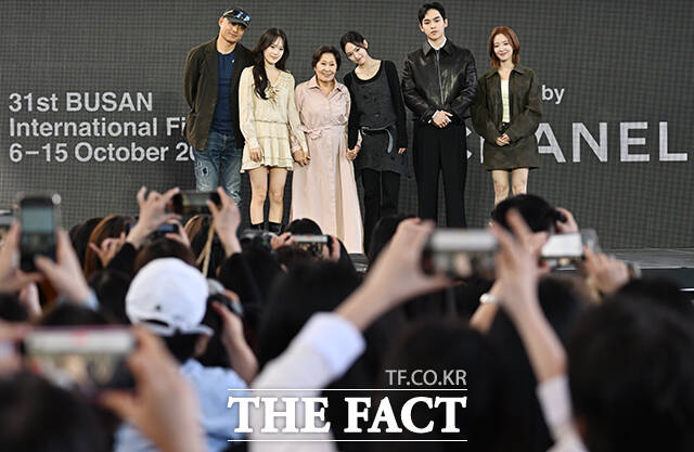 송일곤 감독과 배우 김혜자, 박서경, 이세영, 문성현, 최주은(왼쪽 위부터 시계방향)
