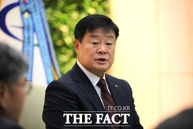이병도 충남도교육감이 8일 <더팩트>와의 인터뷰에서 질문에 답변하고 있다. /노경완 기자