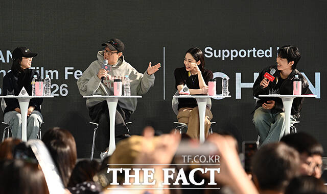 무대 올라 인사말 하는 이재욱.