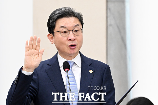 증인 선서하는 이억원 금융위원장.