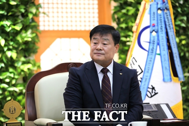 이병도 교육감이 8일 충남도교육청 접견실에서 <더팩트>와 인터뷰를 진행하고 있다. /노경완 기자