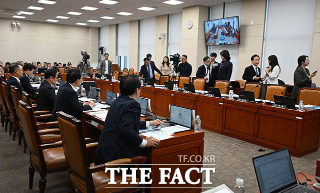 국정감사 개시가 지연되자 여당 의원들이 회의장에서 퇴장하고 있다.