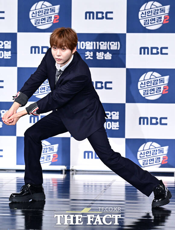 '배구 여제' 김연경(왼쪽)과 세븐틴 부승관이 8일 오후 서울 마포구 상암동 MBC 골든마우스홀에서 열린 MBC 새 예능프로그램 '신인감독 김연경' 시즌2(이하 '신인감독 김연경2') 제작발표회에 참석해 포즈를 취하고 있다. /이새롬 기자