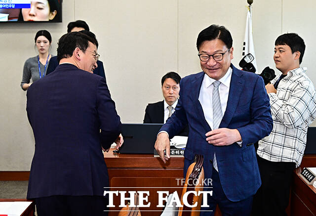 김형동 야당 간사와 인사하는 정점식 국민의힘 원내대표.
