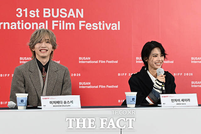 타케무라 켄타로 감독과 배우 미치에다 슌스케, 안자이 세이라(왼쪽부터)가 8일 오후 부산 해운대구 영화의전당 비프힐에서 열린 '아름다운 초저녁달' 기자간담회에 참석한 가운데 미치에다 슌스케가 취재진의 질의에 답하고 있다. /부산=김성렬 기자