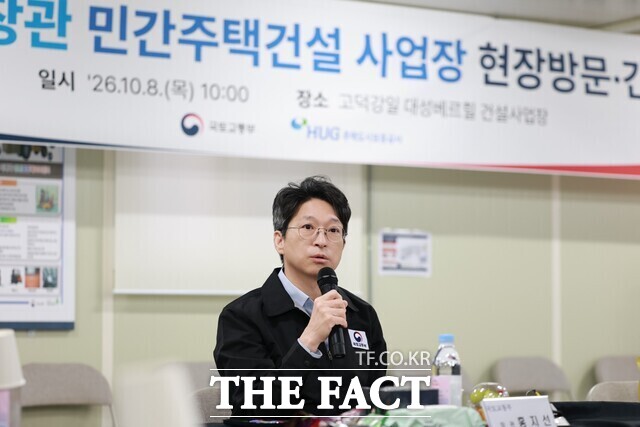 홍지선 국토교통부 장관 8일 서울 고덕 강일지구에 위치한 고덕강일 대성 베르힐 민간 사업장을 방문해 사업 추진현황을 점검하며 주택건설 관계자들과 간담회를 가졌다. /국토교통부