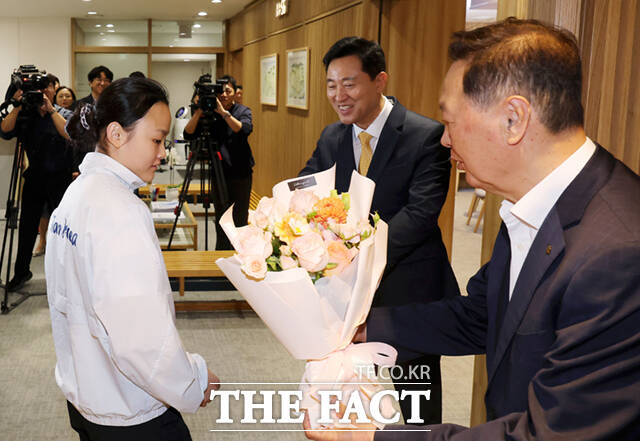 오세훈 서울시장(오른쪽)이 8일 서울 중구 서울시청 시장실에서 서울시청 소속 선수단 격려 오찬에 앞서 2026 아이치·나고야 아시안게임 펜싱 여자 사브르 단체전 금메달리스트 전하영(서울시청)과 선수단의 사인이 담긴 티셔츠를 들고 기념촬영하고 있다.