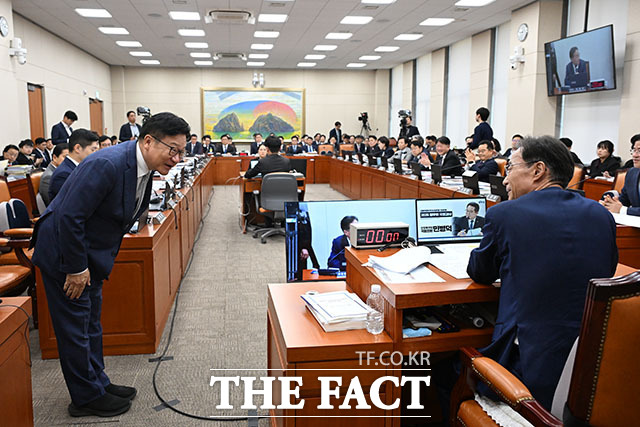 정점식 국민의힘 원내대표가 8일 오후 서울 여의도 국회 정무위원회에서 열린 금융위원회 등에 대한 국정감사장을 방문해 유동수 위원장에게 인사를 하고 있다. /국회=서예원 기자
