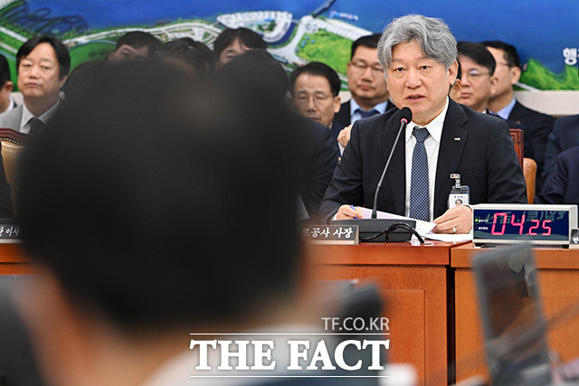 의원 질의에 답하는 유정훈 한국도로공사 사장.