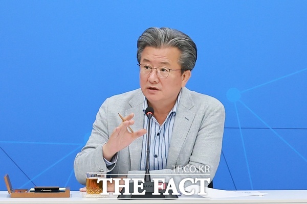 정용래 대전시 유성구청장이 8일 주간업무회의를 주재하고 있다. /대전시 유성구