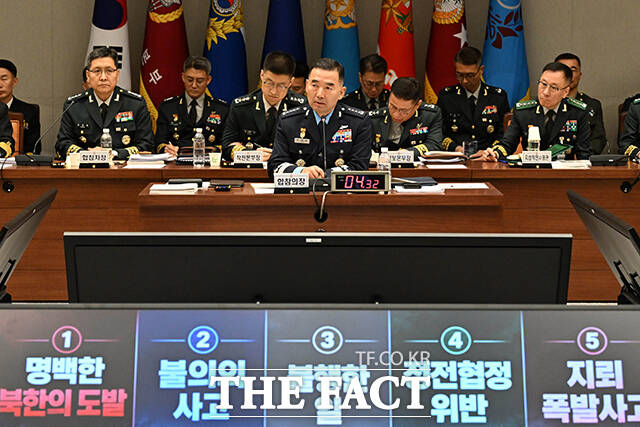 진영승 합동참모본부 의장(가운데)이 8일 오전 서울 용산구 국방부에서 열린 국회 국방위원회의 합동참모본부에 대한 국정감사에 출석해 질의에 답변을 하고 있다. /국회사진기자단