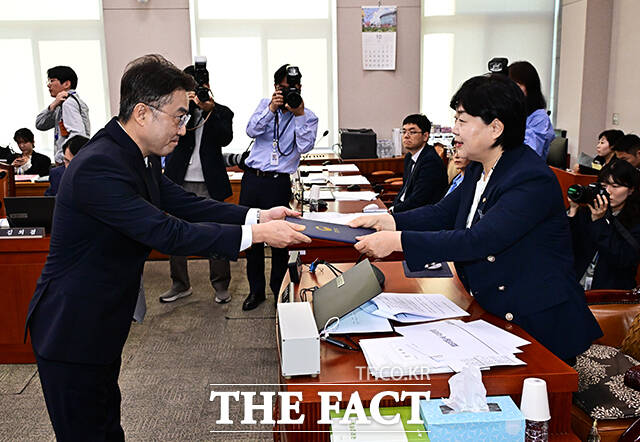 이진수 법무부 장관 직무대행이 8일 오전 서울 여의도 국회 법제사법위원회에서 열린 법무부 등에 대한 국정감사에 출석해 업무보고를 하고 있다. /국회=배정한 기자
