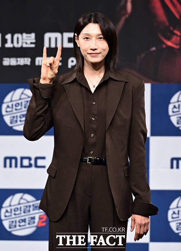 국가대표 배구선수 출신 김연경이 8일 오후 서울 마포구 상암동 MBC 골든마우스홀에서 열린 MBC 새 예능프로그램 '신인감독 김연경' 시즌2(이하 '신인감독 김연경2') 제작발표회에 참석해 포즈를 취하고 있다. /이새롬 기자