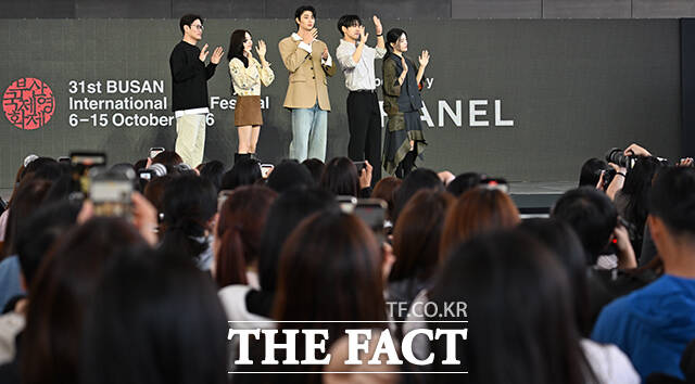 김정훈 감독과 배우 조이현, 김재원, 강유석, 배강희(왼쪽부터)가 8일 오전 부산 해운대구 영화의전당 루프씨어터에서 열린 '최종면접' 야외무대인사 행사에 참석해 포즈를 취하고 있다. /부산=박헌우 기자
