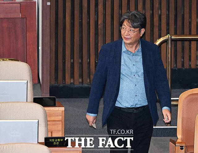 '주식 차명 거래 의혹'을 받고 있는 이춘석 법사위원장이 2025년 8월 5일 오후 서울 여의도 국회에서 열린 본회의에 참석해 방송법 일부개정법률안(대안)에 대한 무제한토론 종결동의의 건 표결에 참여하고 있다. /국회=배정한 기자