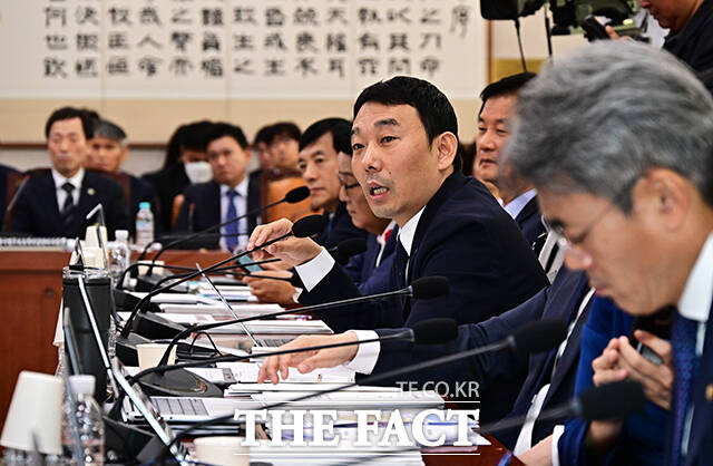의사진행 발언하는 김용민 더불어민주당 의원.