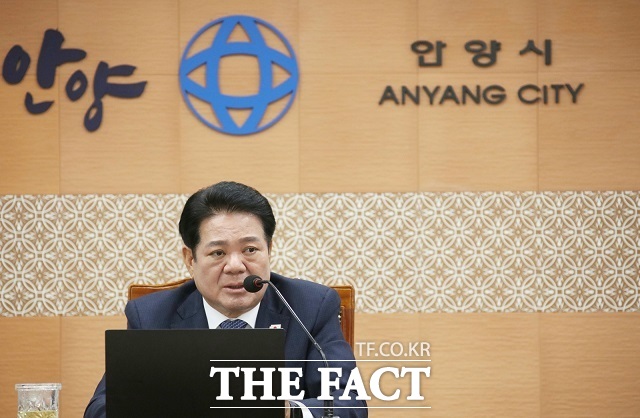 최대호 안양시장이 민선9기 취임 100일인 8일 시청 전자회의실에서 간부회의를 주재하고 있다. /안양시