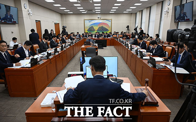 이억원 금융위원장이 8일 오후 서울 여의도 국회 정무위원회에서 열린 금융위원회 등에 대한 국정감사에서 의원 질의에 답변하고 있다. /국회=서예원 기자