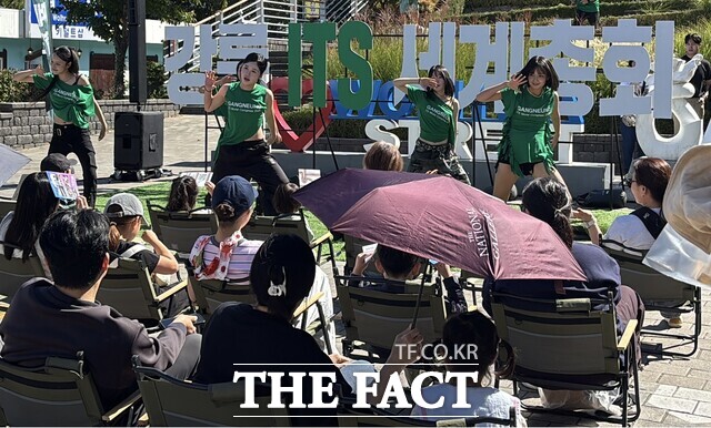 지난 4일 월화거리와 오죽헌에서 시민과 관광객을 대상으로 열린 퍼포먼스 댄스. /강릉시