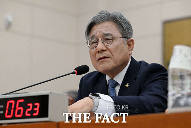 국가유산청의 매장유산 발굴조사 용역 적격심사에서 사업금액이 작을수록 조사기관의 전문성 배점은 낮아지고 입찰가격 배점은 높아지는 것으로 나타났다. 사진은 8일 국회 문화체육관광위원회에서 열린 국가유산청에 대한 국정감사에서 의원 질의에 답변하고 있는 허민 국가유산청장. /서예원 기자