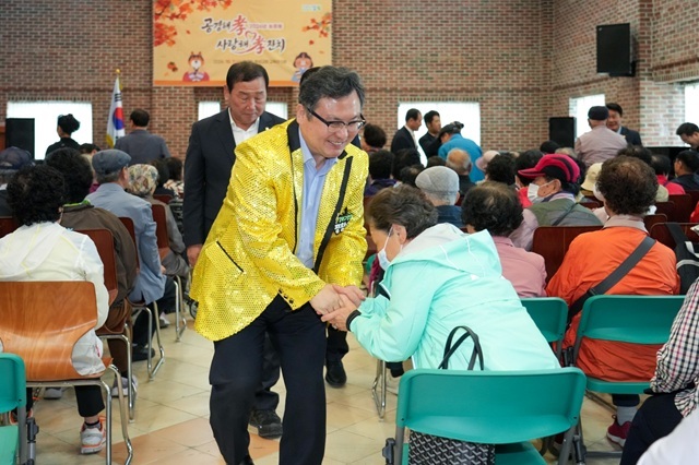 서울 강북구는 정창수 강북구청장이 취임 이후 회의 운영 방식부터 주민 편의시설, 출산가정과 어르신 지원 정책까지 생활밀착형 행정 개선을 추진해 왔다고 8일 밝혔다. 사진은 정 구청장이 지역 내 경로잔치에 참여한 모습. /강북구
