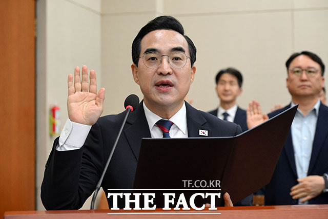 박홍근 기획예산처 장관이 조승래 위원장에게 선서문을 제출하고 있다.