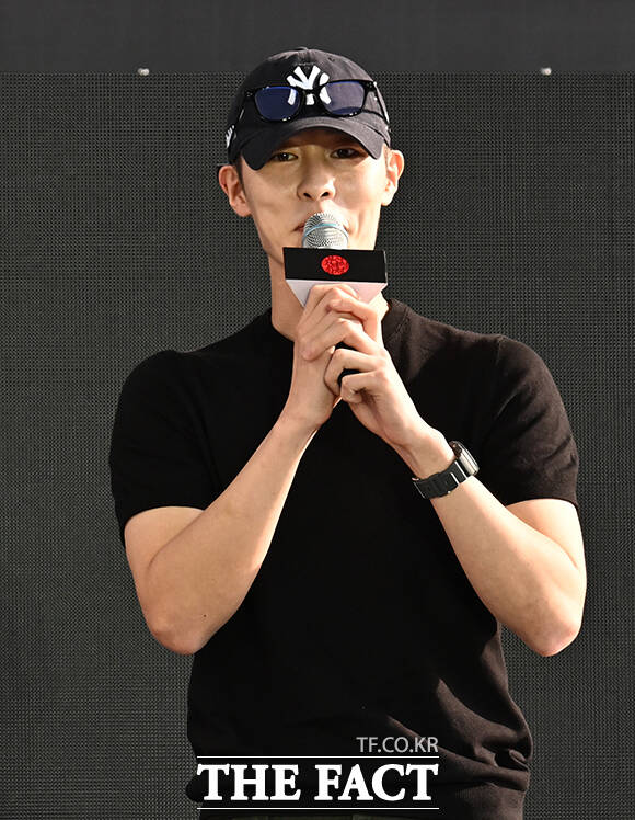 배우 이재욱(오른쪽)이 8일 오후 부산 해운대구 영화의전당 루프씨어터에서 열린 '꿀알바' 오픈토크 행사에 참석해 인사말을 하고 있다. /부산=박헌우 기자