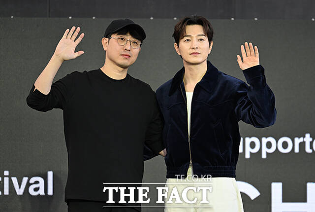 홍성민 감독(왼쪽)과 배우 정성일이 8일 오후 부산 해운대구 영화의전당 루프씨어터에서 열린 '자필' 야외무대인사 행사에 참석해 포즈를 취하고 있다. /부산=박헌우 기자