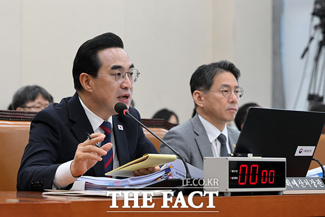 박홍근 기획예산처 장관이 조승래 위원장에게 선서문을 제출하고 있다.