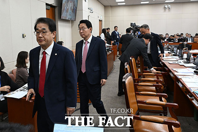 국민의힘 의원들도 회의장을 떠나고 있다.